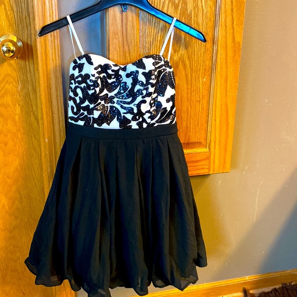 NWT strapless formal - Picture 3 of 5
